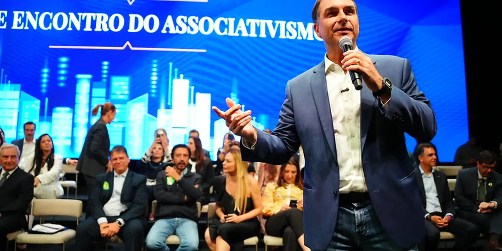 Flávio faz visita ao pai em prisão domiciliar e recebe apoios em SP 1