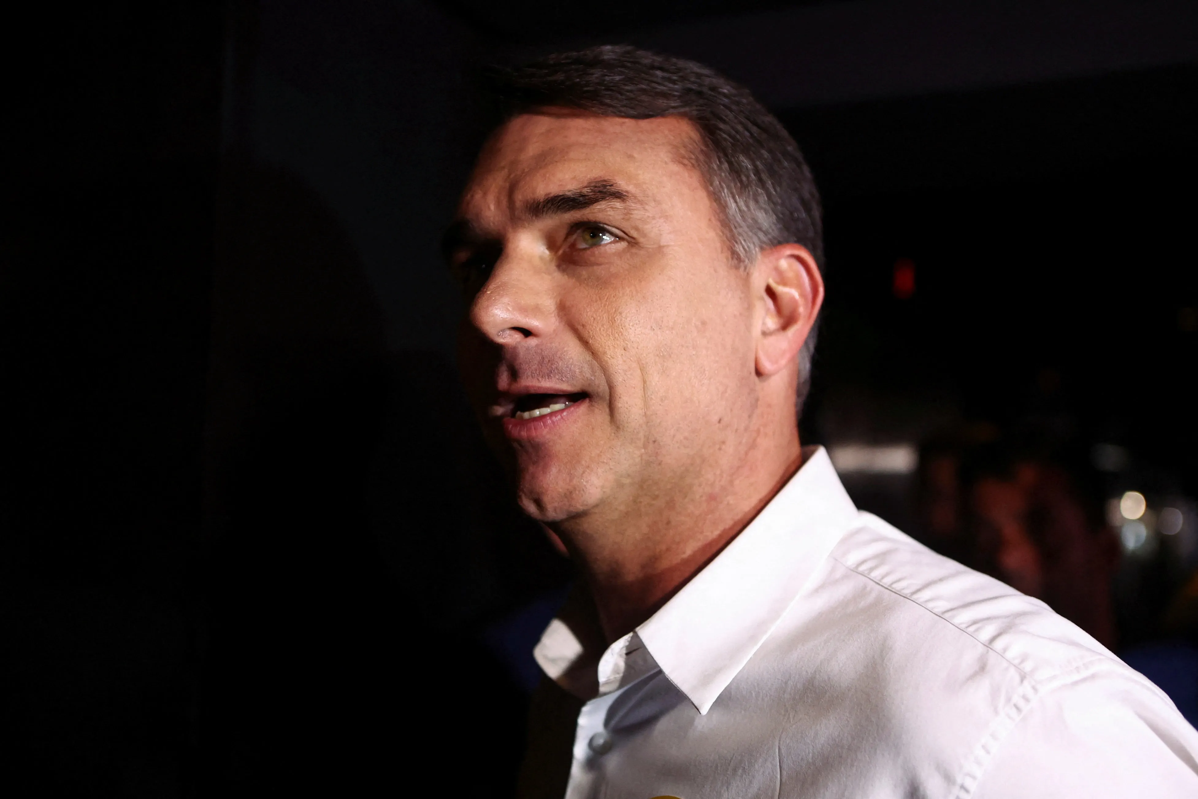 Flávio vota pelo fim da escala 6×1, mas não participa de debates sobre a PEC 2