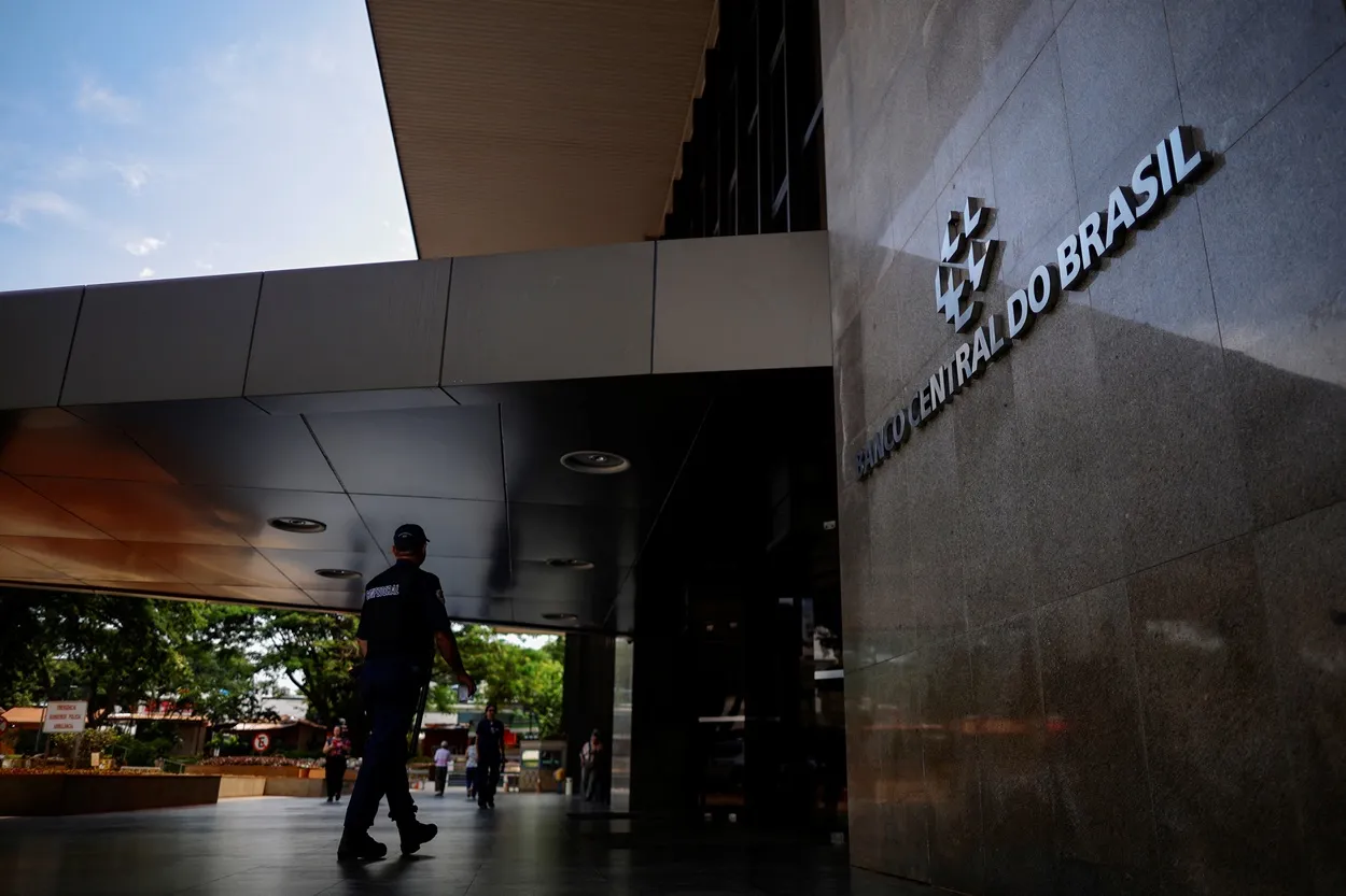 Focus: mercado reduz projeções para dólar e PIB de 2026 e vê Selic a 11,75% em 2027 4