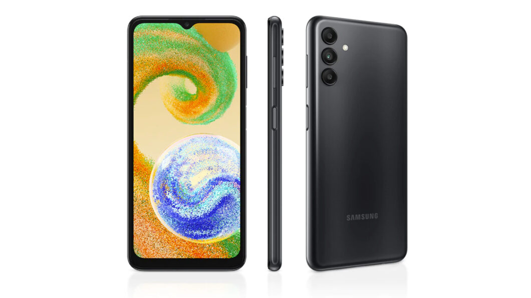 Imagem mostra um celular Galaxy A04s preto em um fundo de cor branca