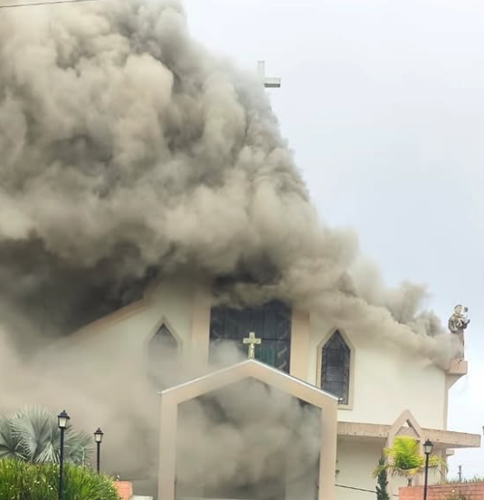 Incêndio destrói a Igreja Matriz de Treze de Maio (SC) 1