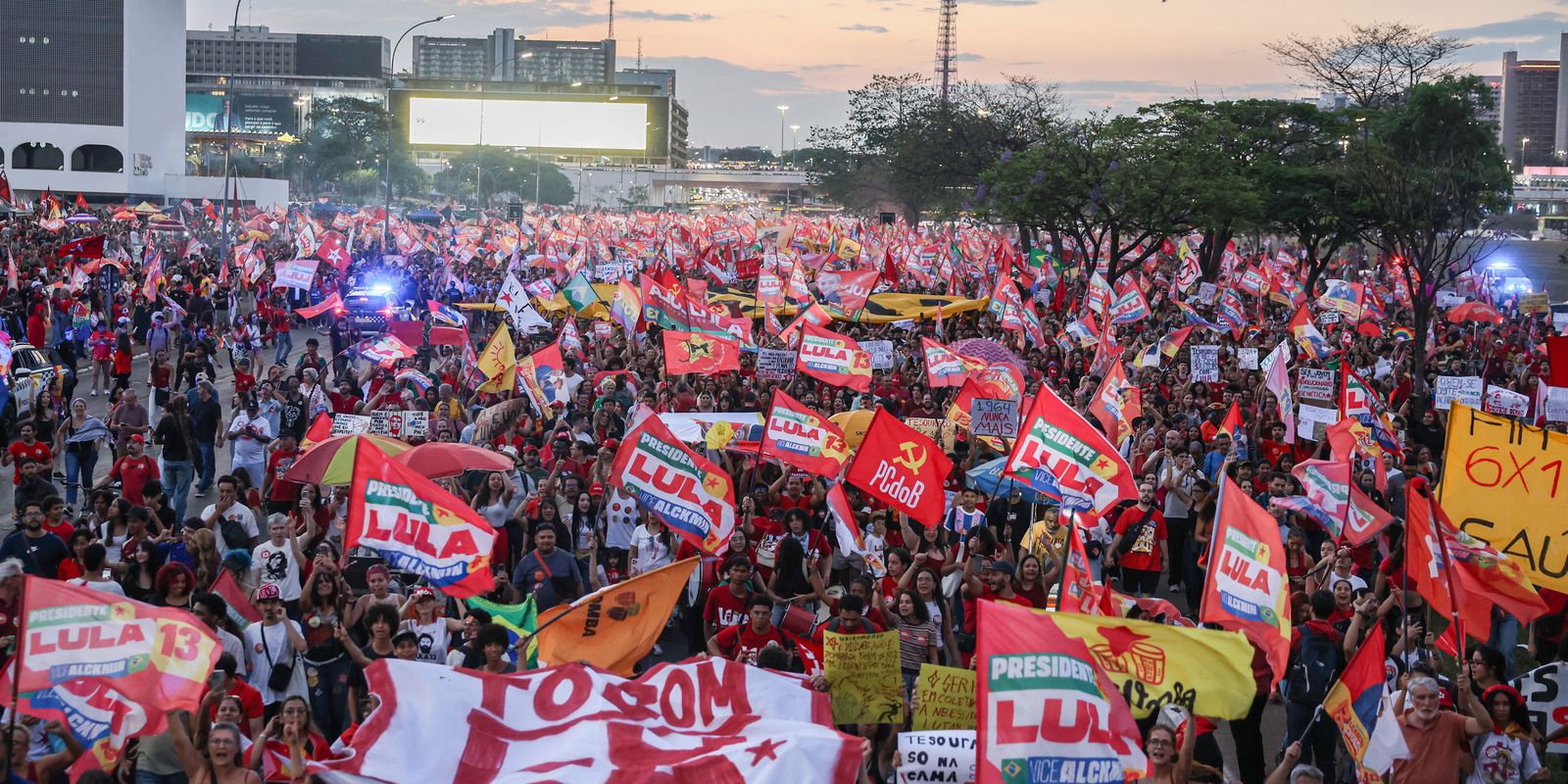 Milhares de estudantes tomam a Esplanada em apoio a Lula 3