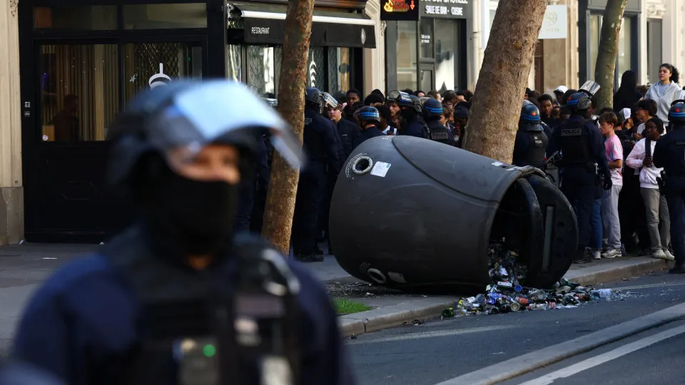 Milhares voltam às ruas da França neste sábado sob esquema de segurança maciço após caos e violência 1