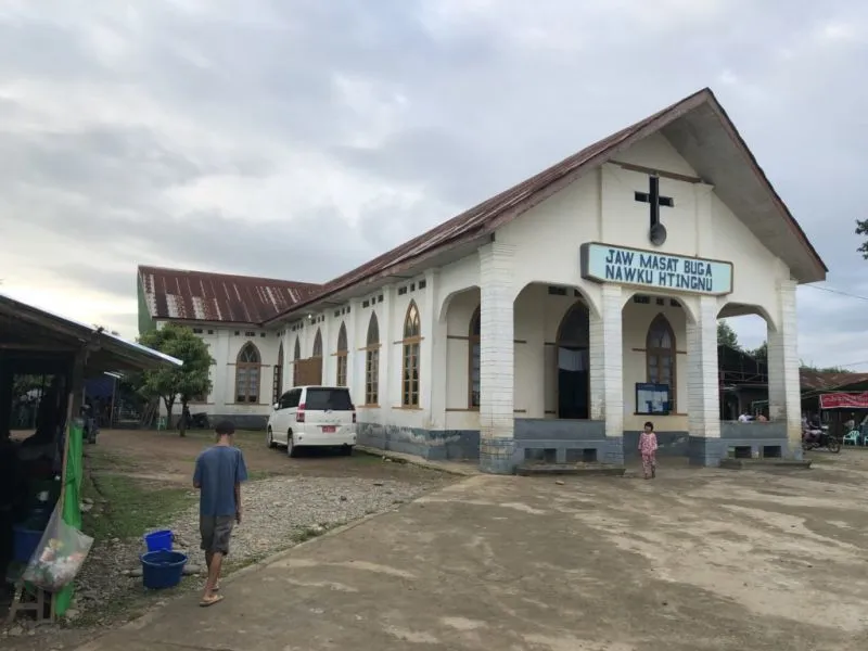 Militares utilizam igreja batista para cerimônia de formatura com consumo de álcool em Myanmar 3