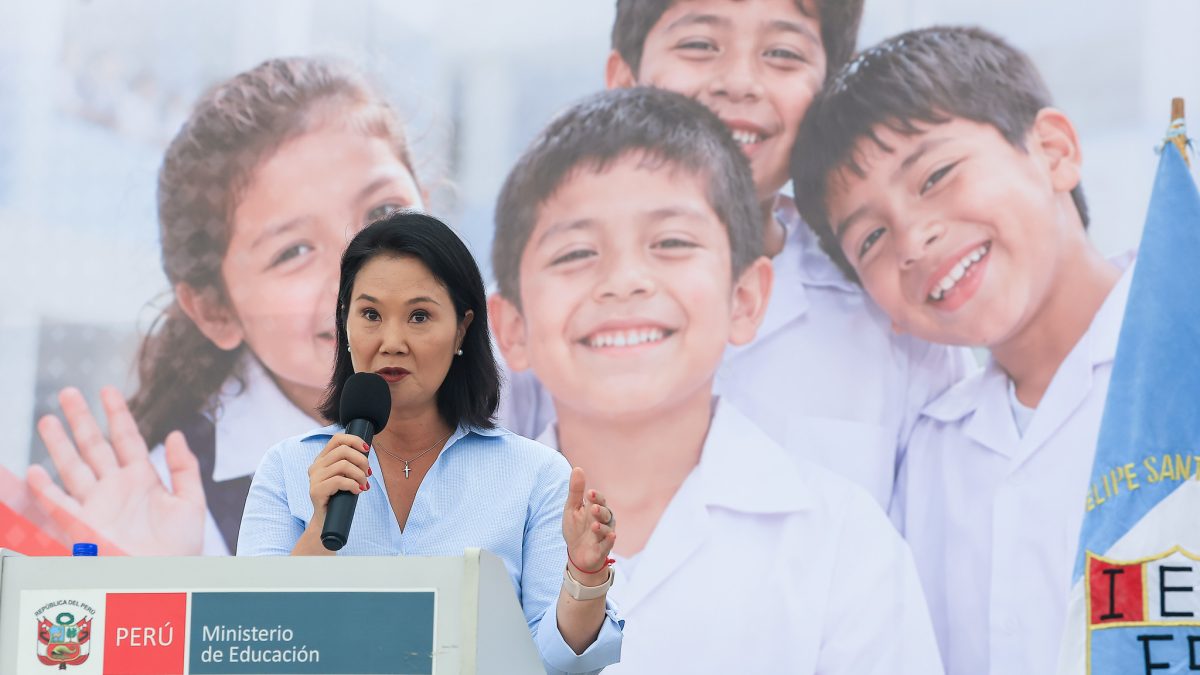 Presidente do Peru propõe proibição a cabelos longos para meninos e maquiagem nas escolas 4