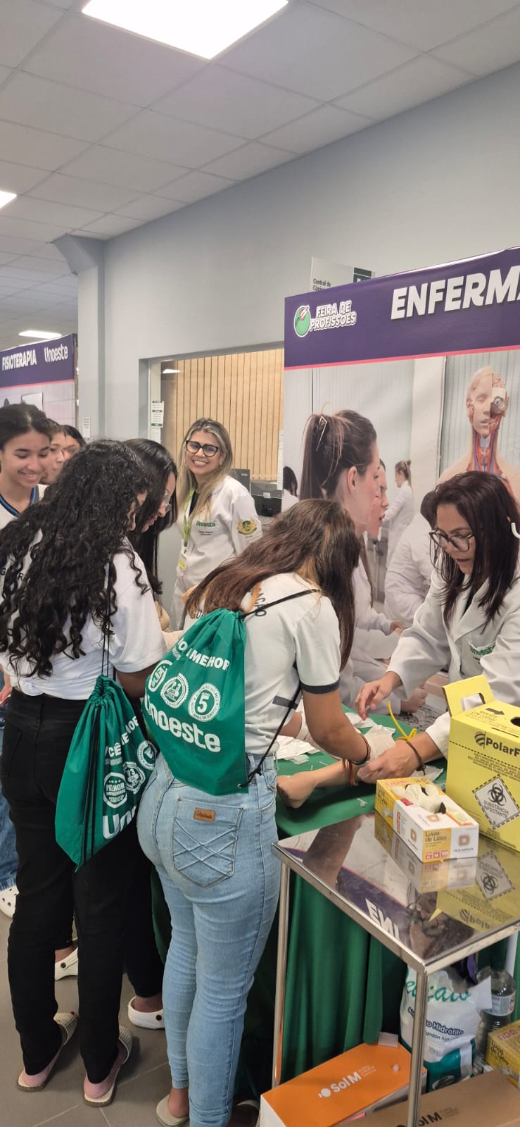 Projeto Potência leva estudantes da Escola Municipal Vereador Francisco Figueiredo à Feira de Profissões