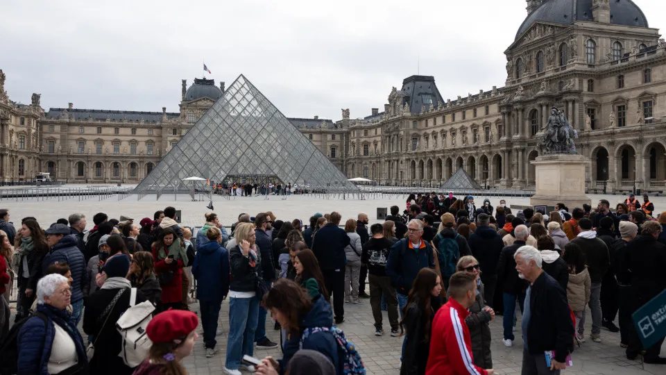 Protesto fecha Louvre, e governo anuncia toques de recolher para conter onda de violência na França 1