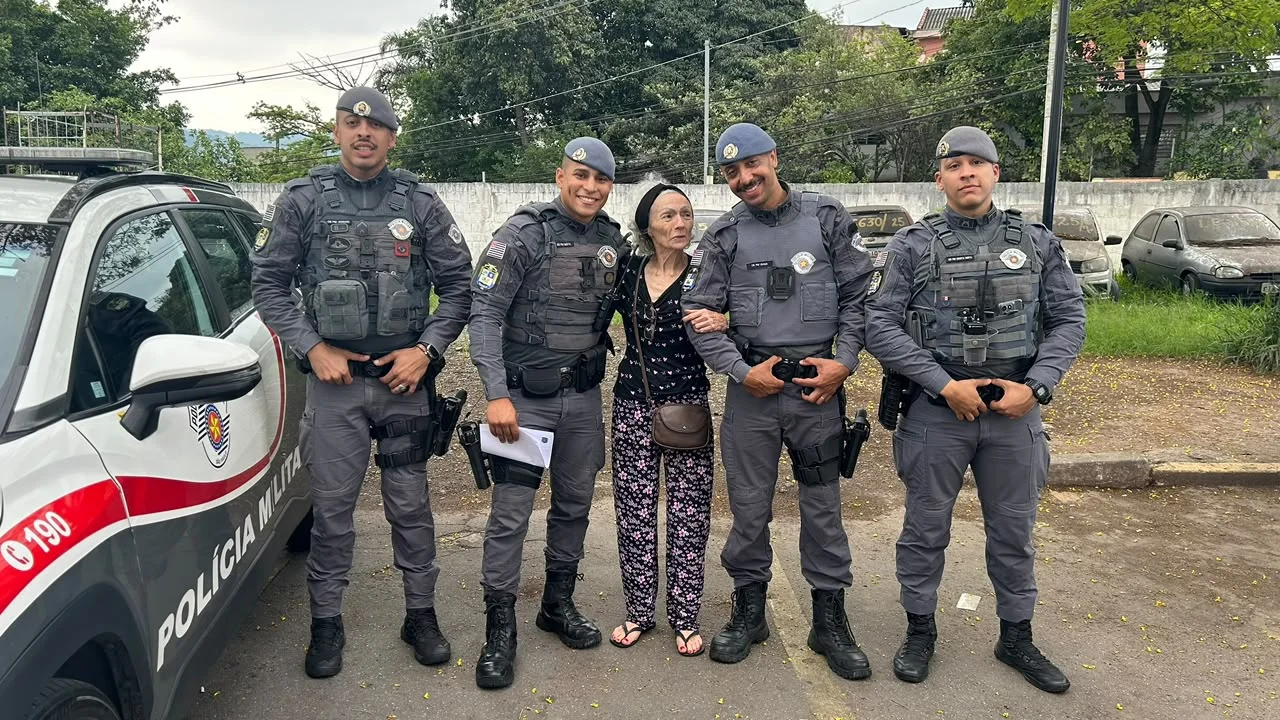 ‘Se não fossem eles, eu não estaria aqui’, agradece mulher salva por policiais em incêndio na Zona Norte de SP