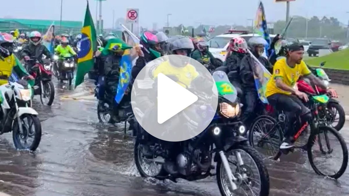 Sob chuva forte, motociata em apoio a Flávio Bolsonaro leva bandeiras do Brasil às ruas do RS 4