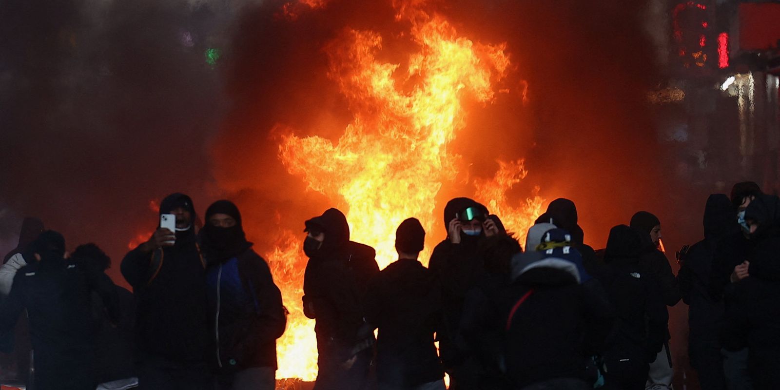 Tensões voltam a crescer; França contabiliza custos de protestos 3