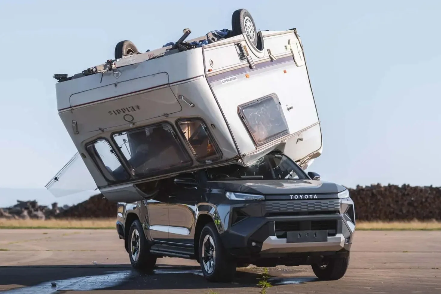 Toyota joga trailer de 760 kg sobre Hilux elétrica para repetir teste do Top Gear