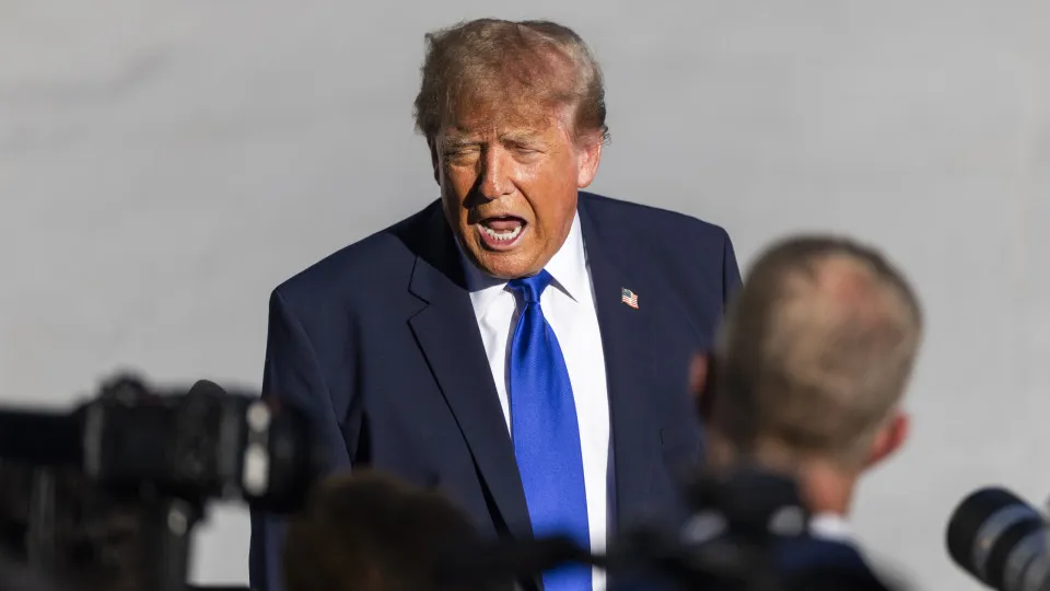 Trump diz ter "direito" a se candidatar de novo porque "roubaram" vitória 5