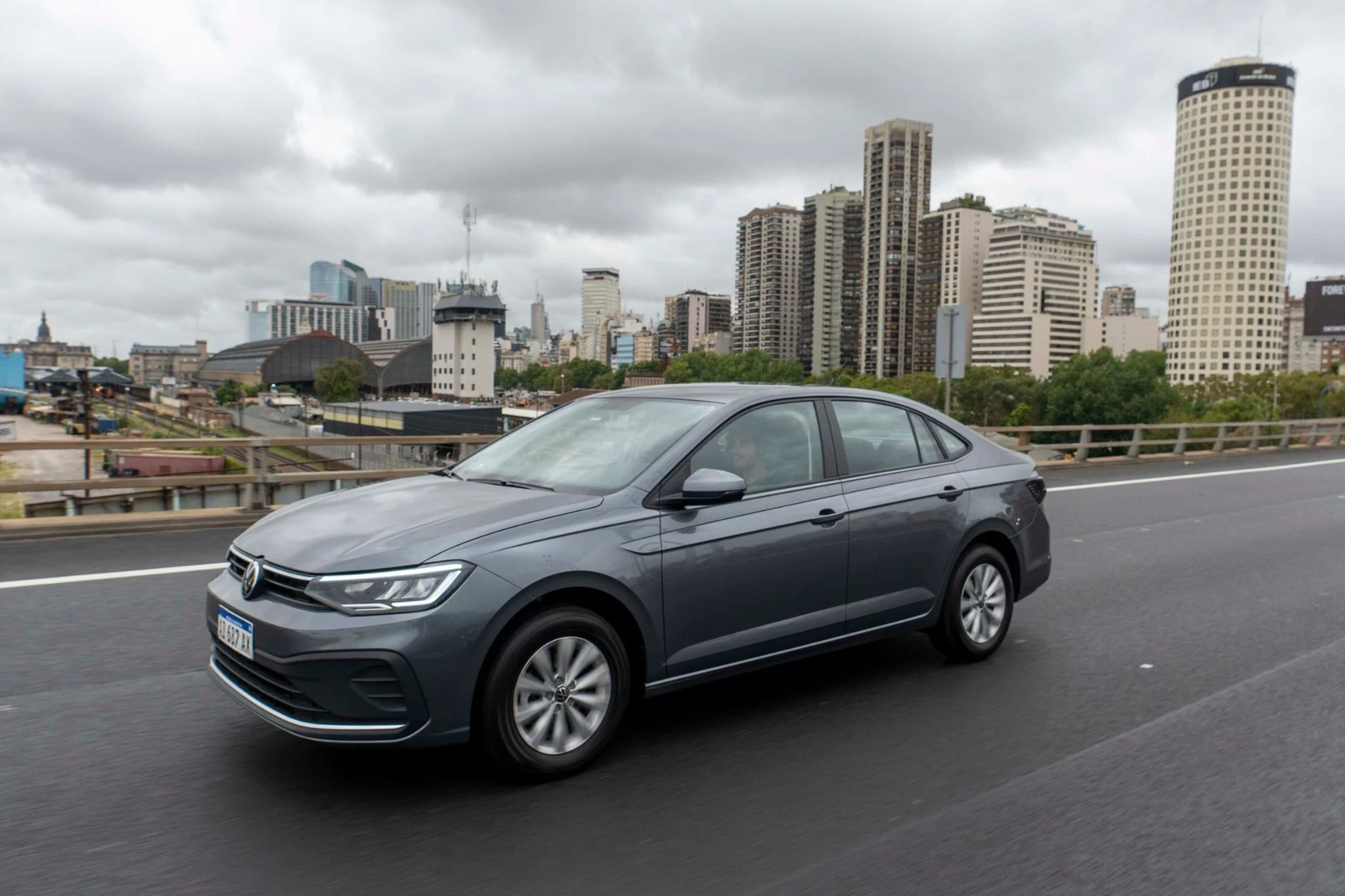Volkswagen Virtus 170 TSI 2023 cinza frente em movimento