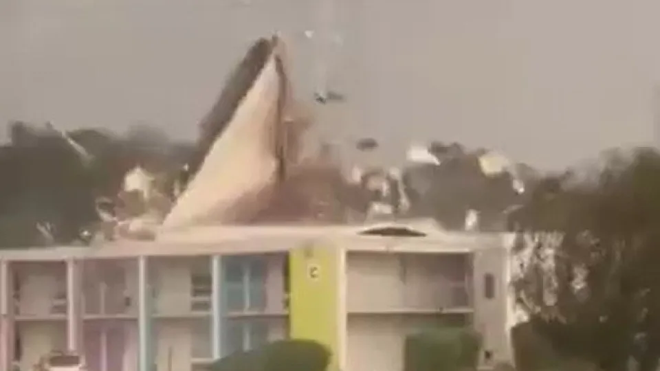 Ventos do furacão Isaías arrancam telhado de hotel na Flórida; vídeo 1