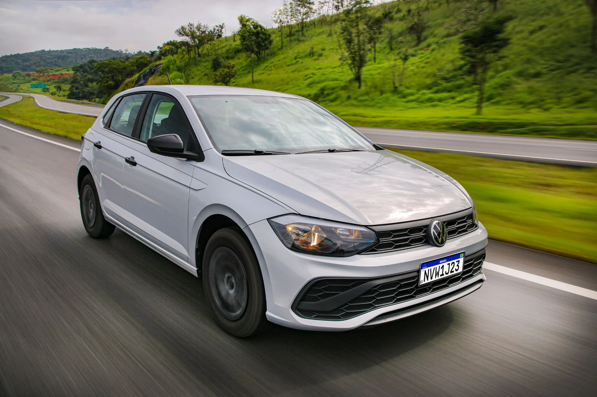 volkswagen polo track 2023 prata frente em movimento rodovia