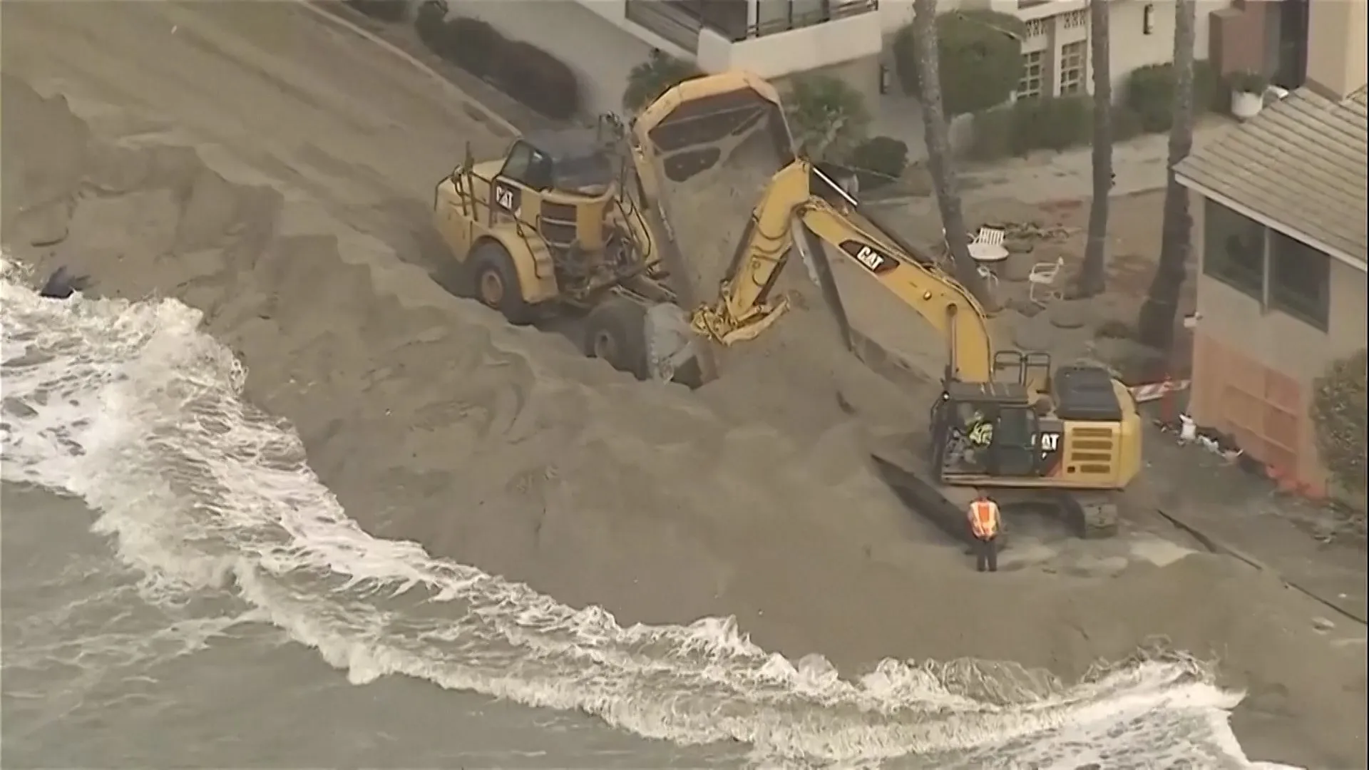 Waves crash into homes as excavators try to protect California properties | Weather 3